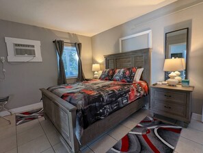 1 chambre, bureau, fer et planche à repasser, lit parapluie