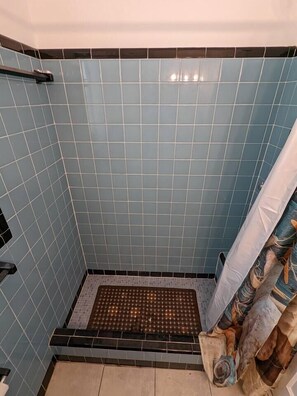 Shower, hair dryer, towels - #A Small Studio with Private Patio & Shared Pool (Fort Lauderdale)