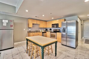 Fridge, microwave, oven, stovetop - PierWatch II 107 | Second-Row Six Bedroom Condo (NMB)