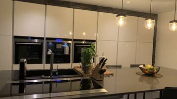 Coffee/tea maker, fridge, microwave, stovetop