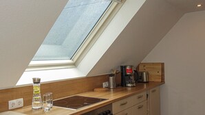 Kaffetrakter/tekoker, kjøleskap, mikrobølgeovn og kokeplater