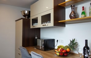Refrigerador, microondas, parrilla de estufa y lavavajillas 