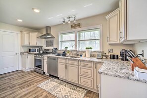 Geladeira, micro-ondas, cooktop, cafeteira/chaleira