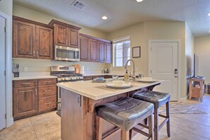 Fridge, microwave, stovetop, dishwasher - 'Blue Sky Get-a-Way' Townhome w/ Patio, Grill (Washington)