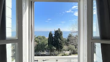 Deniz Manzarali Fransiz Balkonlu Oda | Down comforters, minibar, iron/ironing board, free WiFi