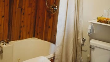 Chambre Deluxe | Salle de bain | Douche, séchoir à cheveux, peignoirs, serviettes fournies