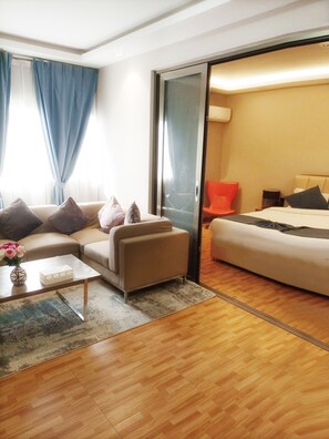 Kamar Double Junior | Seprai premium, selimut bulu angsa, minibar, dan brankas