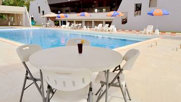 Kolam renang terbuka, payung kolam, kerusi lepak pantai