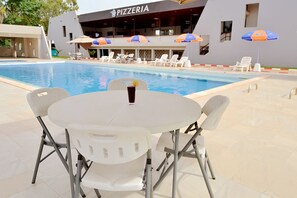 Piscine extérieure, parasols de plage, chaises longues