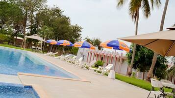 Utendørsbasseng, bassengparasoller og solsenger