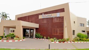 A modern building with a sign reading "RISC Montkorhogo".