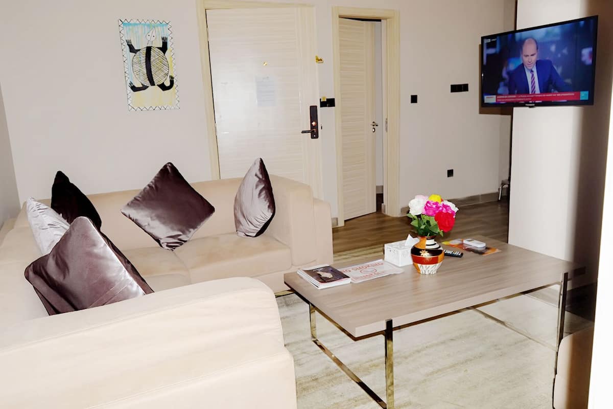Family Studio Suite | Living area | TV, printers