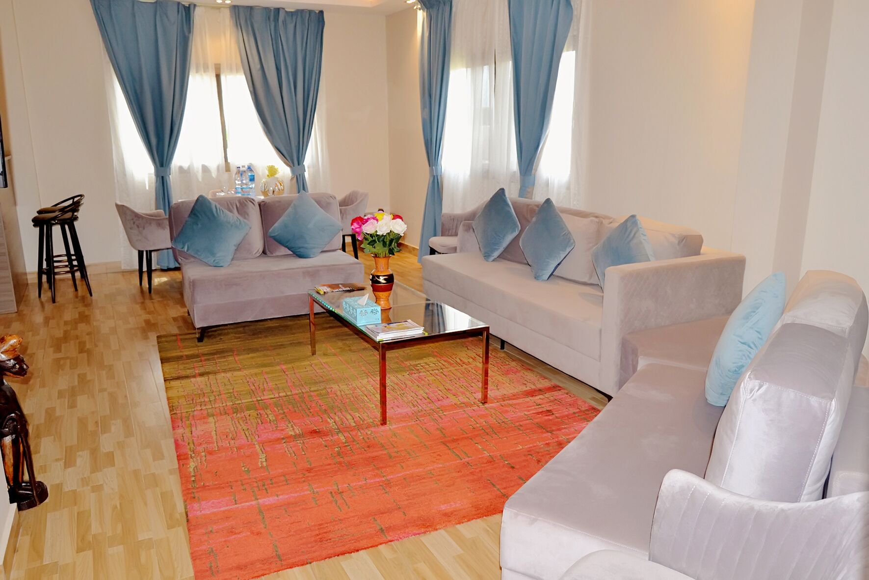 ห้องเอ็กเซกคิวทีฟดับเบิล | บริเวณนั่งเล่น | ทีวี, เครื่องพิมพ์