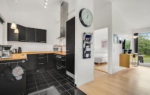 Køleskab, opvaskemaskine, kaffe-/temaskine