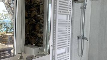 Douche, sĂšche-cheveux, bidet, serviettes fournies