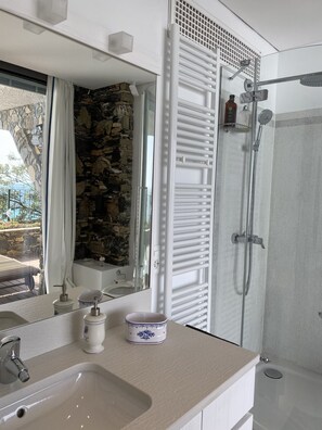Dutxa, assecador de cabells, bidet i tovalloles 