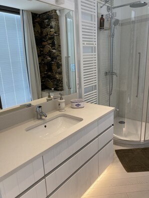 Bruser, hårtørrer, bidet, håndklæder