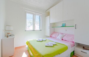 2 bedrooms, free WiFi, bed sheets - Lovely apartment in Osobljava with WiFi (Osobljava)
