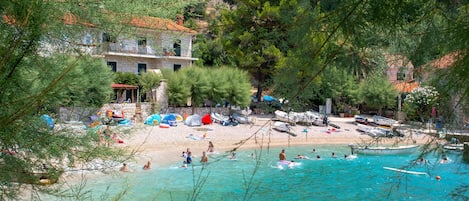 Una spiaggia nelle vicinanze