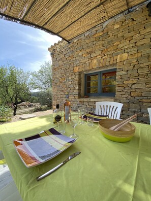 Outdoor dining - Charming stone house in the heart of an olive grove (Le Beausset)