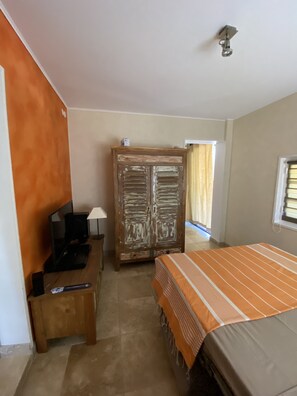 1 bedroom, bed sheets - Charming stone house in the heart of an olive grove (Le Beausset)