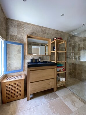 Dusche, Handtücher, Seife, Toilettenpapier