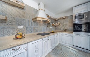Kühlschrank, Mikrowelle, Ofen, Geschirrspüler