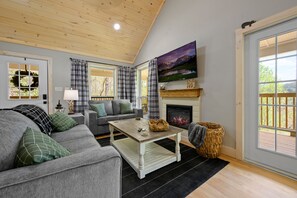 Smart TV, caminetto, libri