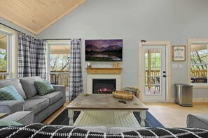 Smart TV, chimenea y libros 