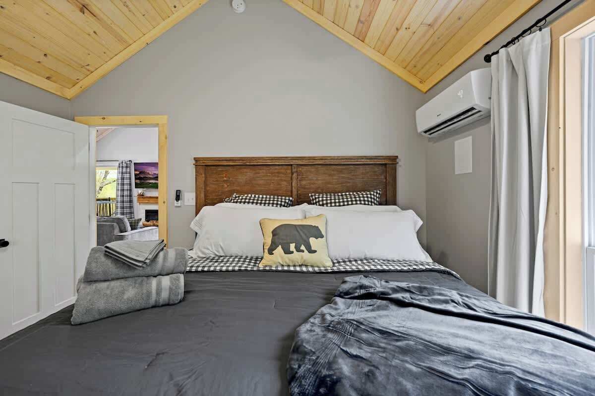 2 bedrooms, iron/ironing board, WiFi (free), bed sheets