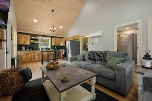 Smart TV, fireplace, books - Private Cabin • Hot Tub • Relaxing Smoky Getaway (Sevierville)