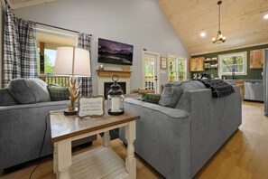 Smart TV, chimenea y libros 