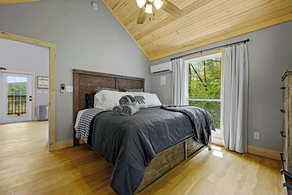 2 bedrooms, iron/ironing board, WiFi (free), bed sheets