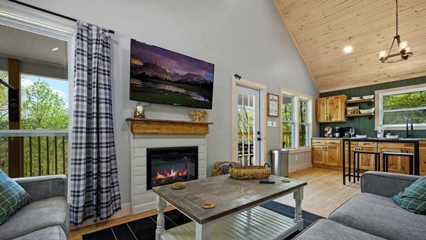 Living area - Private Cabin • Hot Tub • Relaxing Smoky Getaway (Sevierville)