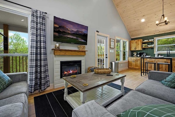 Smart TV, chimenea y libros