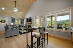 Smart TV, caminetto, libri