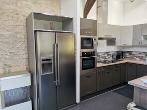 Réfrigérateur, micro-ondes, four, plaque de cuisson
