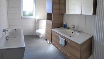 Badewanne, Handtücher, Seife, Toilettenpapier