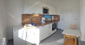 Fridge, microwave, oven, stovetop - Vacation home in a quiet location with field view near Lake Leppinsee (Mirow OT Qualzow)