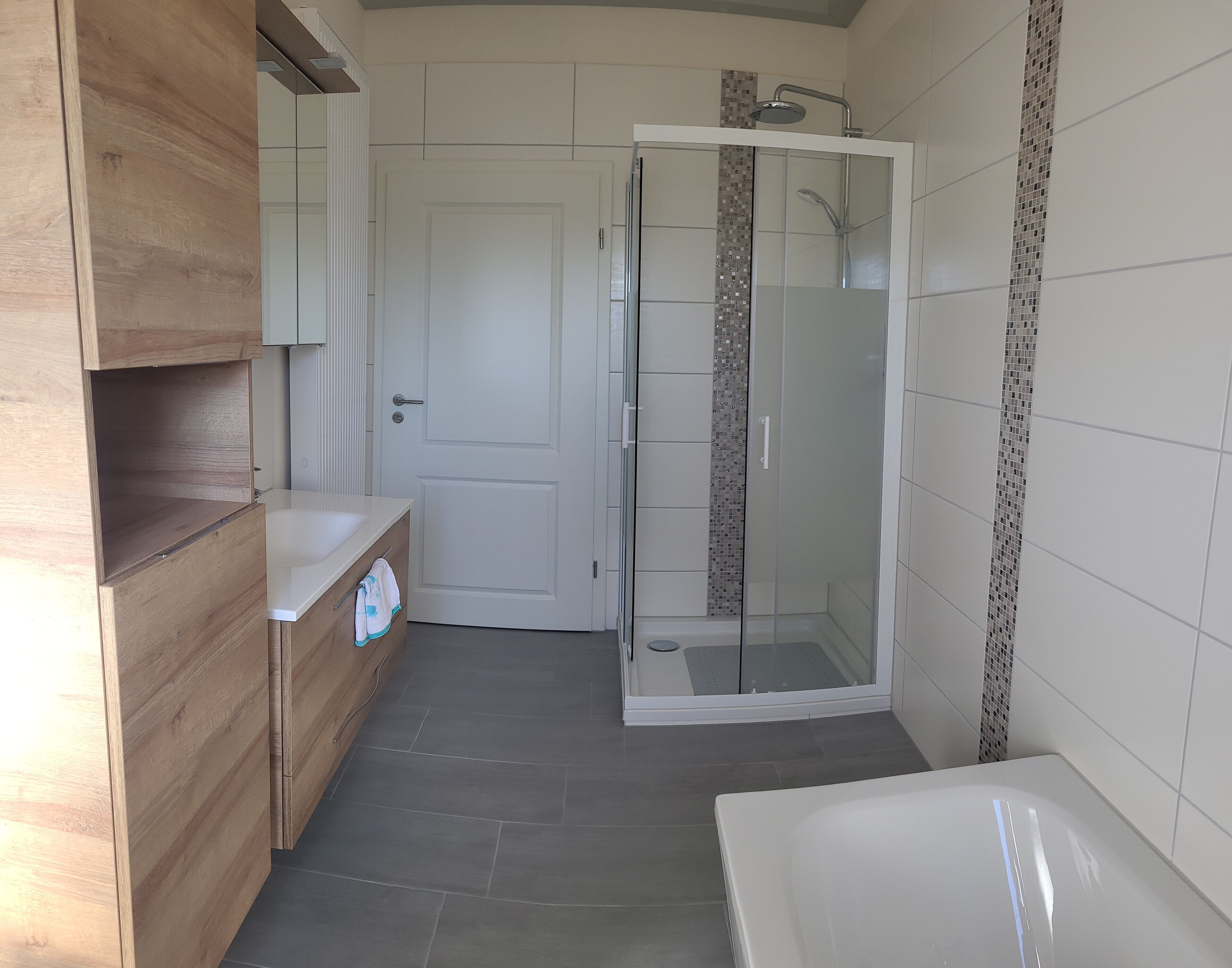 Badewanne, Handtücher, Seife, Toilettenpapier