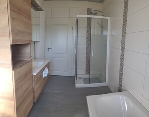 Bathtub, towels, soap, toilet paper - Vacation home in a quiet location with field view near Lake Leppinsee (Mirow OT Qualzow)