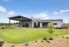 Exterior - Luxury Modern Farm stay with Country Living (Greendale)