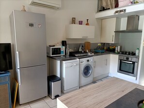 Jääkaappi, mikroaaltouuni, uuni, liesi