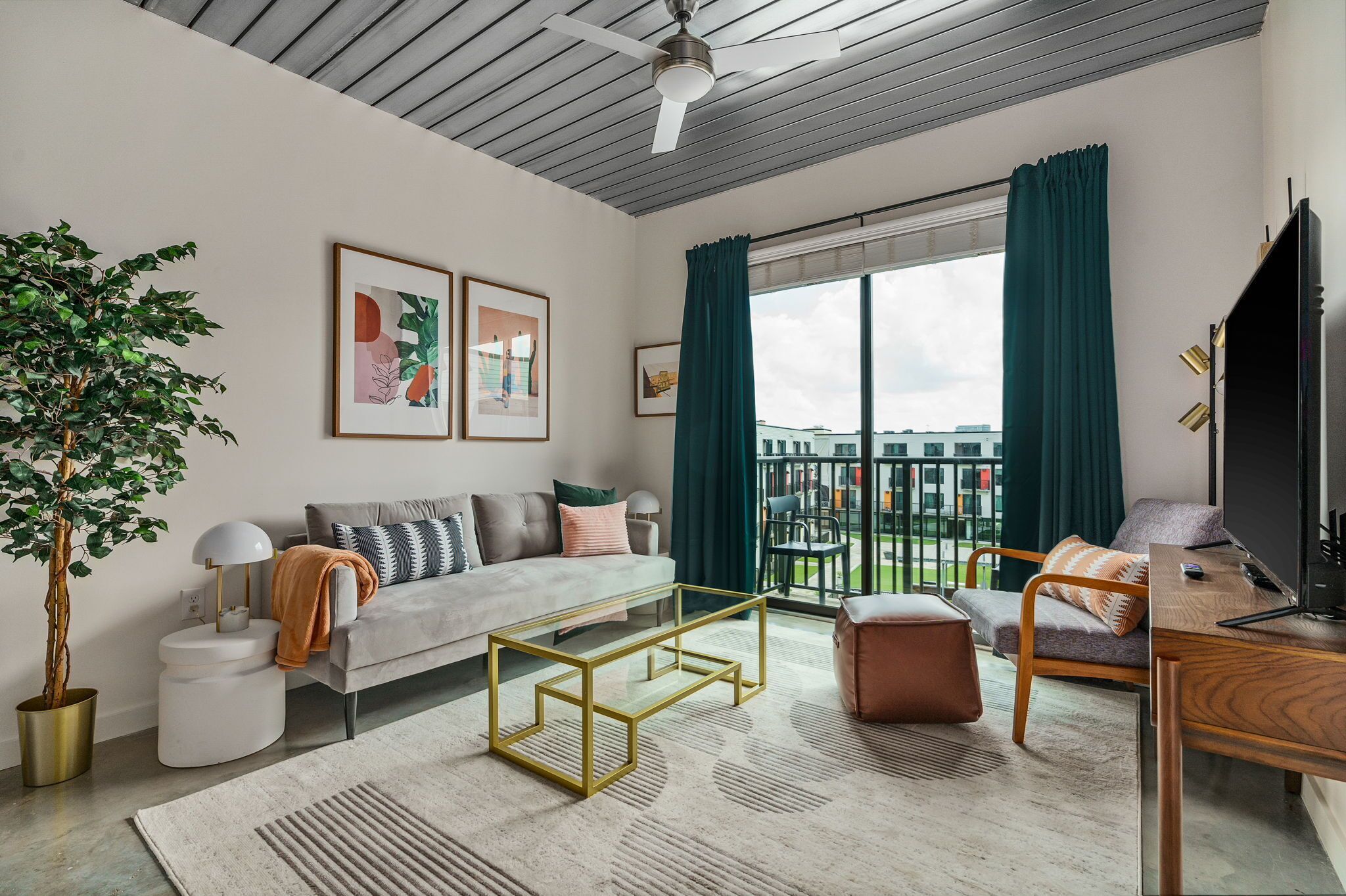 スマートテレビ、暖炉、卓球台、ステレオ