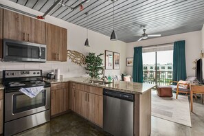 冰箱、微波炉、烤箱、炉灶