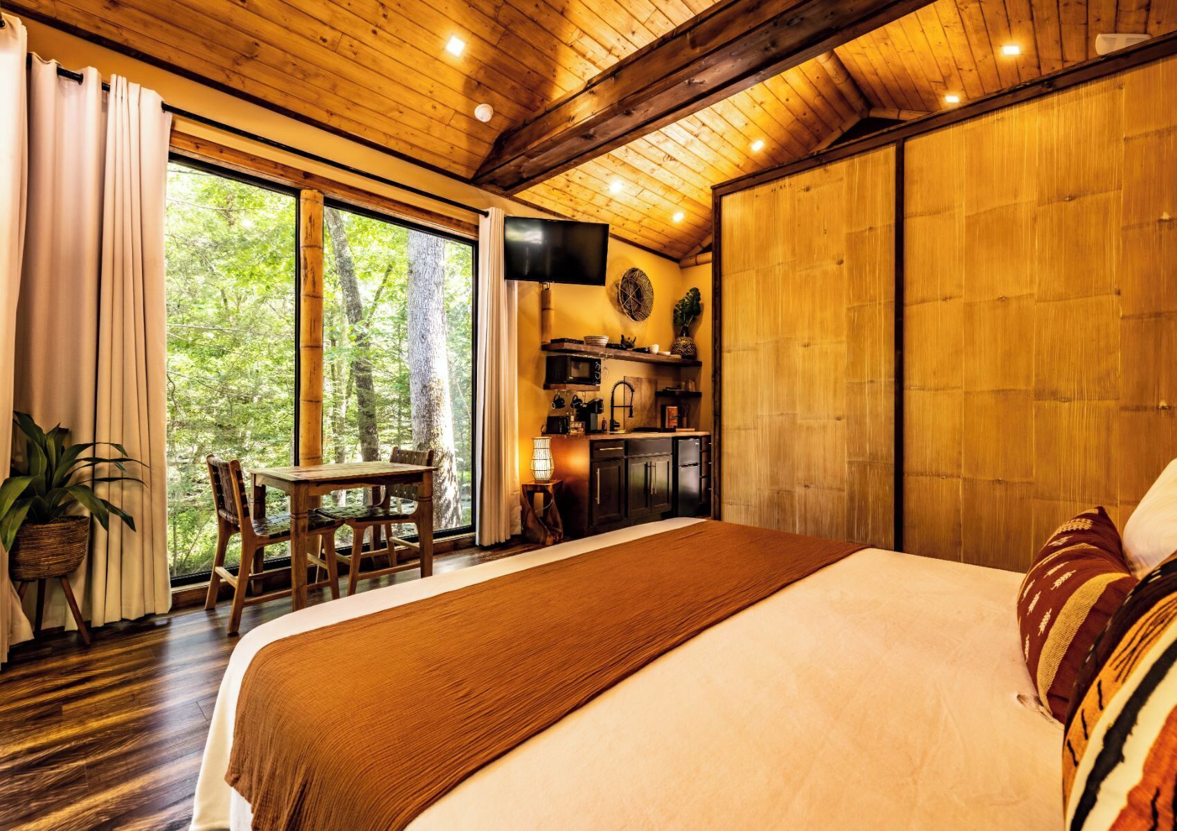 1 bedroom, bed sheets