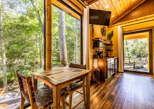 Kenya Safari Lodge w/ hot tub- Four Fillies Lodge