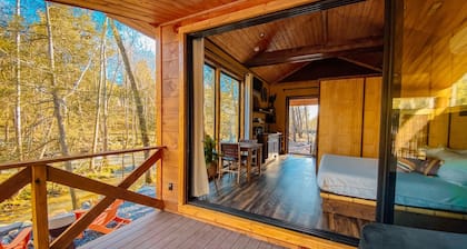 Kenya Safari Lodge w/ hot tub- Four Fillies Lodge