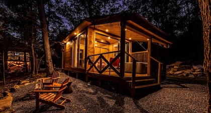 Kenya Safari Lodge w/ hot tub- Four Fillies Lodge