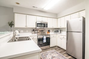 Fridge, microwave, oven, stovetop - *TB 14F Finns Up* Newly Renovated 3 Bedroom Condo with 17th Fairway View! (Pawleys Island)